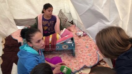 Lezhë/ Banorët në çadra: Po na sëmuren fëmijët