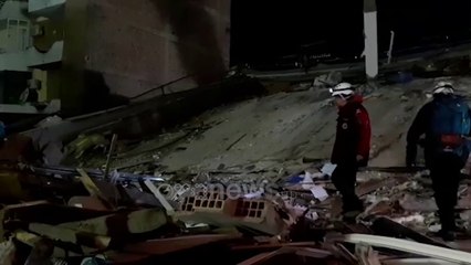 Ora News - Tërmeti në Durrës, operacioni i kërkim shpëtimit natën dhe me qen