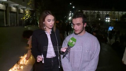 Viktimat e tërmetit/ Sheshi Skënderbej mbushet me qirinj