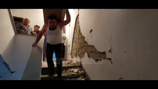 Laç/ Pallati i dëmtuar, banorët nxjerrin çka të munden