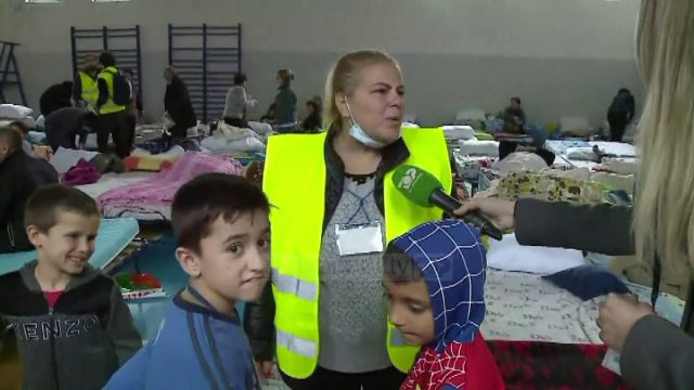 Banorët strehohen në shkollë/ Durrës, zhvendosja nga çadrat pas reshjeve të shiut