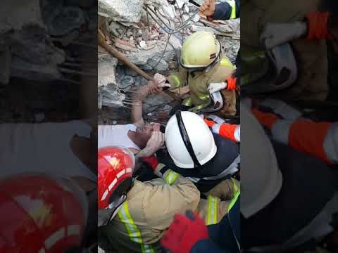 Ora News - Momenti kur zjarrfikësit nxjerrin të gjallë 33 vjeçarin nga rrënojat e hotelit në Durrës