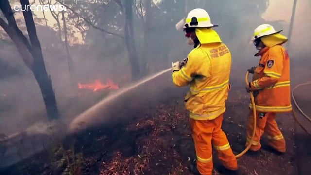 MAS DE UN CENTENAR DE INCENDIOS FORESTALES SIN CONTROL ARRASAN LA COSTA ESTE DE AUSTRALIA DEJA HASTA EL MOMENTO 4 MUERTOS, MAS DE 680 CASAS DESTRUIDAS Y MILES DE EVACUADOS