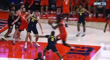Este jugador de baloncesto derriba sin querer al árbitro en un gesto de alegría