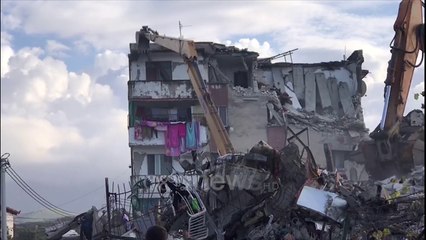 Ora News - Nis shembja e pallatit të tretë në Thumanë