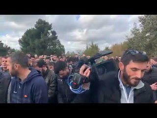 Report TV - Me dy trëndafila na duar, Rama në varrimin e familjes Cara e Greku