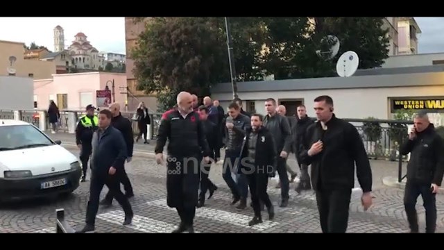 Ora News - Rama në Lezhë, inspekton pallatet e dëmtuara nga tërmeti në lagjen Besëlidhja