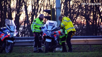 Motoragent aangereden door bestelbus op toerit A28
