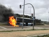 Autobús calcinado tras incendiarse su motor en Valladolid