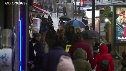 Im Regen und mit Hund: Briten wählen neues Parlament