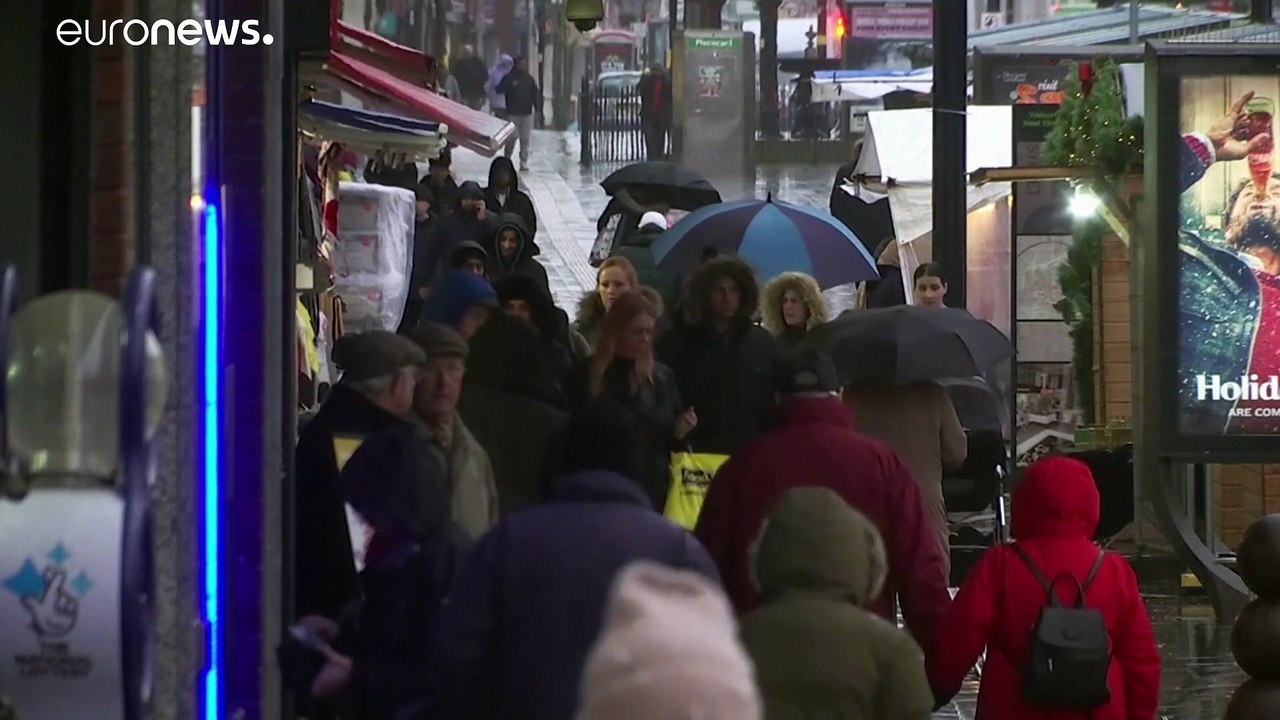 Im Regen und mit Hund: Briten wählen neues Parlament