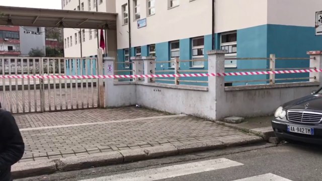Ora News - U dëmtua nga tërmeti, i vendoset shiriti shkollës Ramazan Jarani në Tiranë