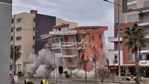 Report TV - U dëmtua nga tërmeti, shembet me shpërthim të kontrolluar pallati në Durrës