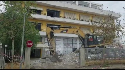 Durrës/ Gati për shembjen e godinës së radhës