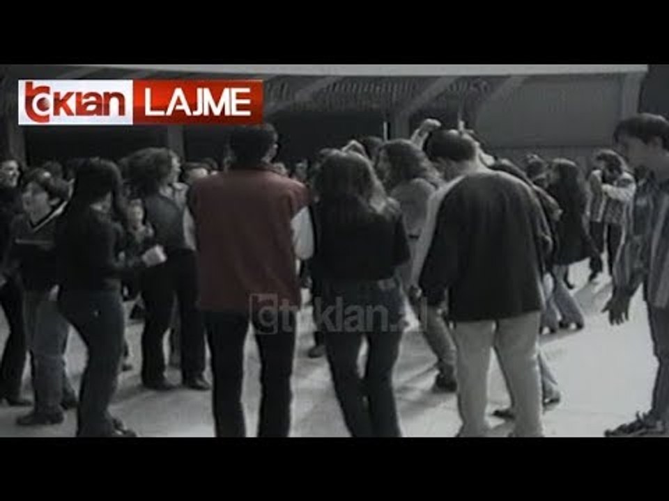 Nxënësit e Çajupit festojnë në QNK - (12 Shkurt 2000)