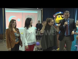 Ora News - Tërmeti, bashkëshortja e ambasadorit turk surprizon fëmijët e strehuar në Shëngjin