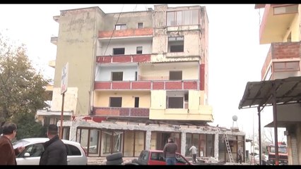 Ora News -  Pasiguri për shtëpitë, banorët e Laçit enden në dyert e bashkisë: Duam ekspertë