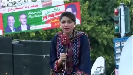 Esta reportera se desmaya en directo y cae desde una grúa