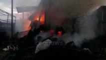 Ora News - Zjarri përfshin kasollen me dengje bari, flakët afrohen drejt banesës në Roskovec