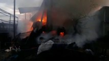 Video/ Zjarr i madh në një banesë në Fier, digjen 1000 dengje bari dhe furgoni