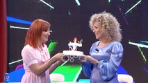 Thumb On - Aulona feston live në emision ditëlindjen, torta e veçantë që e la pa fjalë