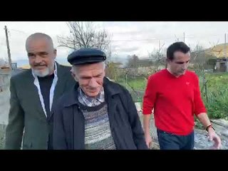 Rama i jep çelsin e shtëpisë së re të moshuarit nga Arbana