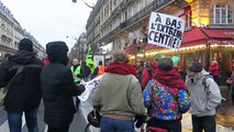 Paris’te binlerce kişi emeklilik reformu yasasını protesto etti