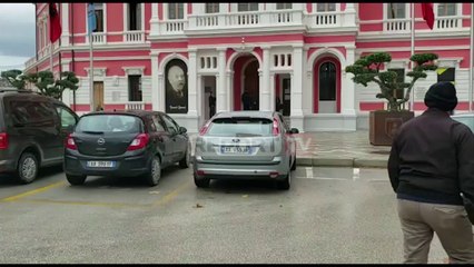 Report TV -Shkrumbohet nga flakët automjeti para Bashkisë së Vlorës