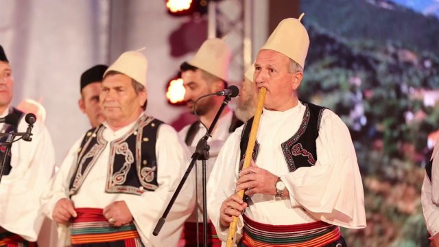 Festivali i Isopolifonisë/ Marrin pjesë grupe nga gjithë vendi. Jepen edhe çmimet