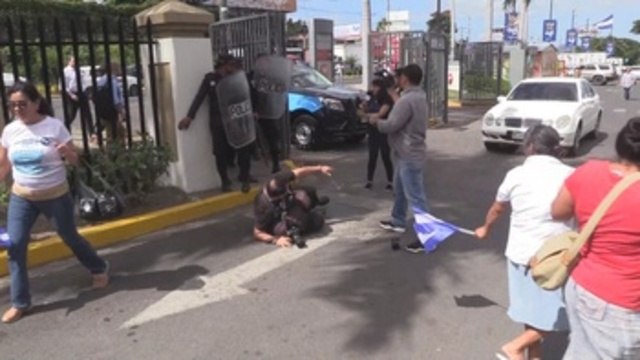 Policías nicaragüenses golpean a opositores y periodistas durante protesta contra Ortega