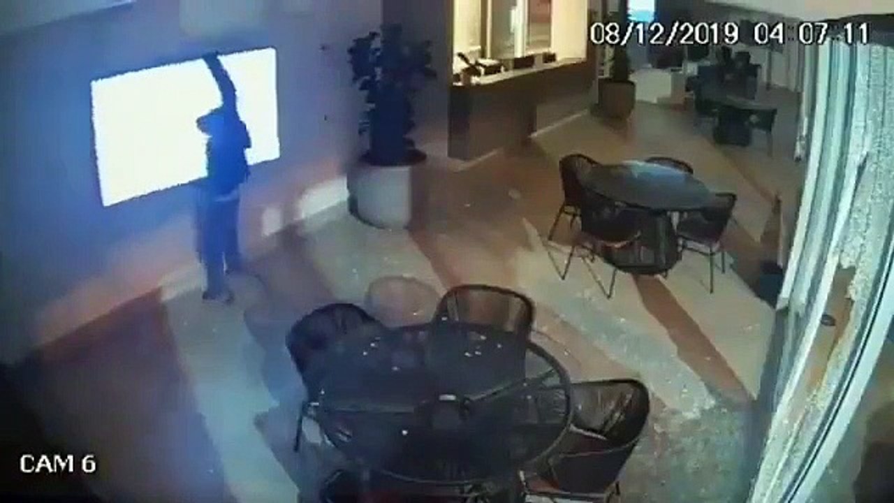 3 cambrioleurs essaient de voler un écran plat beaucoup trop gros