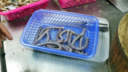 Ca vous dit de goutter cette spécialité chinoise : les vers de sable