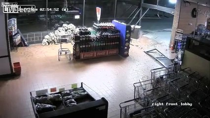 Скачать видео: Des braqueurs rentrent en 4x4 dans un supermarché pour arracher le distributeur de billets