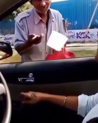 Ce mendiant prend la carte bleue... oui oui