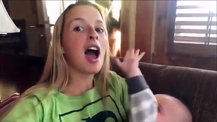 Cette maman ne se rend pas compte de ce qui se passe derrière elle... Terrifiant