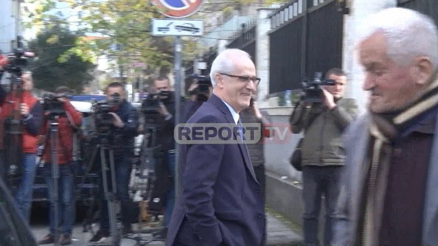 Report TV - I buzëqeshur dhe me duar në xhepa, Dvorani mbërrin në Prokurorinë e Tiranës