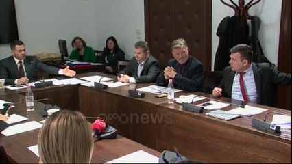 Ora News - Debate në komision, Ahmetaj: E paske ditën e sherrit, Roshi: Mos bëj mistrecin