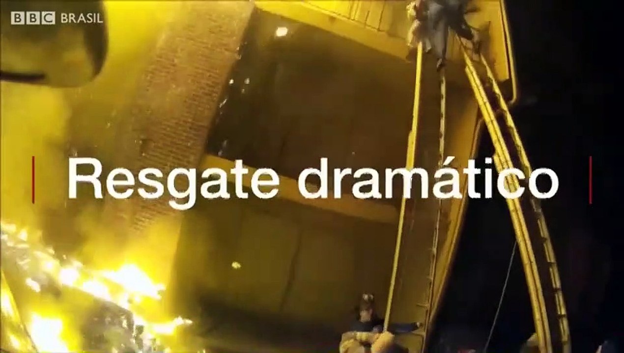 EUA Bombeiro agarra criança jogada de edifício em chamas