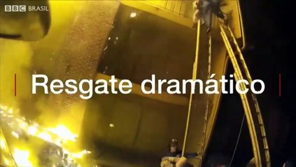 EUA Bombeiro agarra criança jogada de edifício em chamas