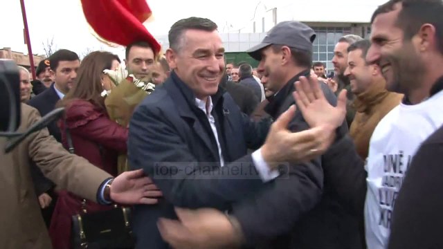 Dhjetëra qytetarë presin kthimin e Veselit nga Haga