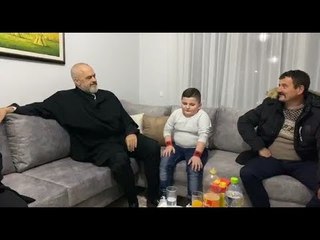 Скачать видео: Fluturoi nga tretë për t'i thënë JO vdekjes'! Rama në shtëpinë e vogëlushit që takoi Ronaldon,