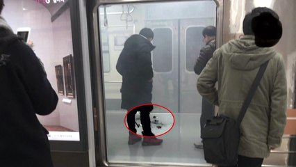 전동차에서 휴대전화 보조배터리 연기...승객 대피 / YTN