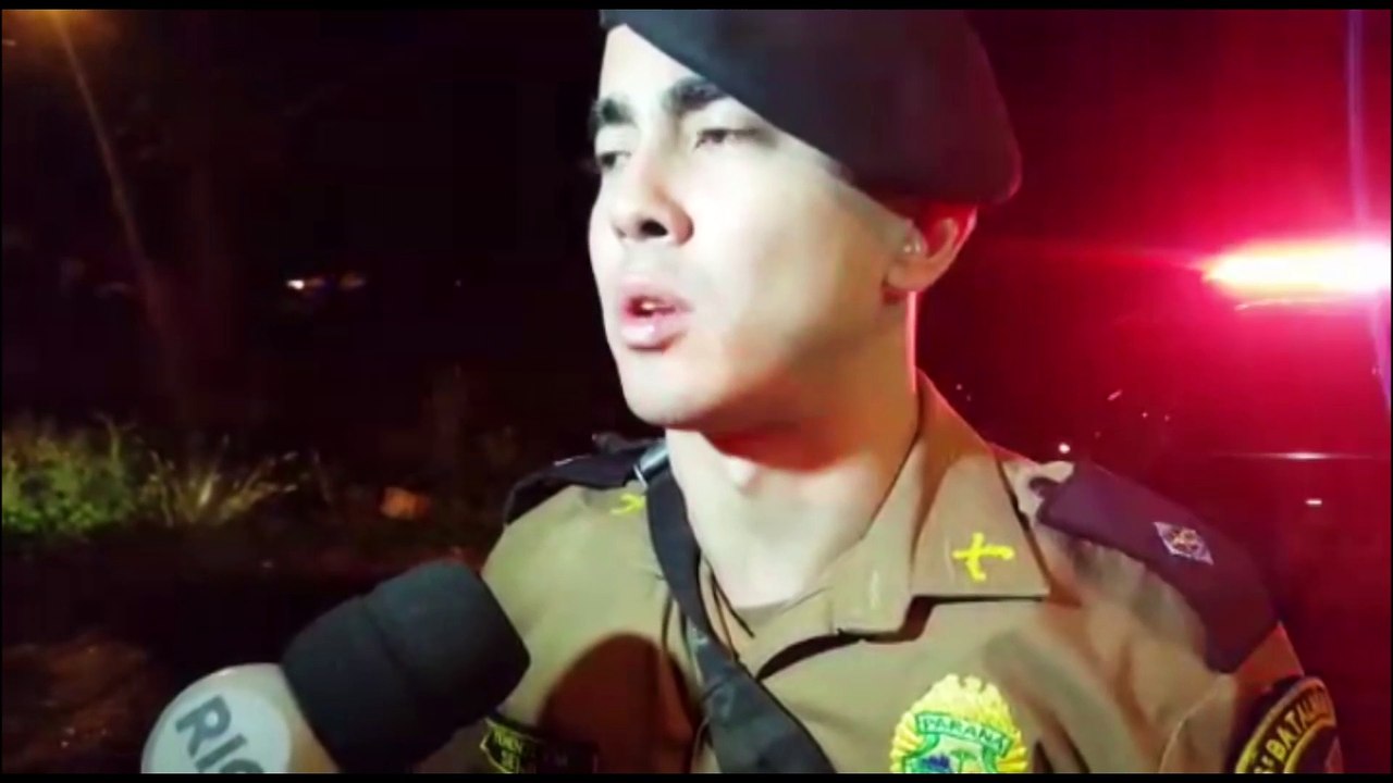 Fugindo da PM, jovem bate o carro contra poste e fica ferido