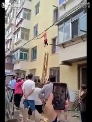 Huye de la esposa de su amante por una ventana ¡y se queda colgada cabeza abajo!
