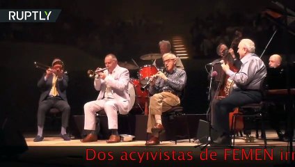 Las de FEMEN revientan 'tetas al aire' el concierto de Woody Allen