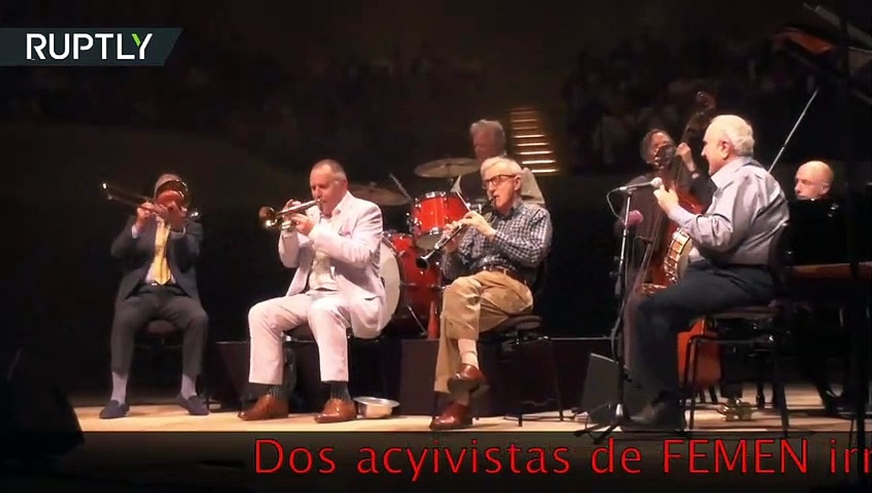 Las de FEMEN revientan 'tetas al aire' el concierto de Woody Allen