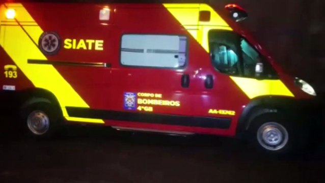 Após colisão entre motos, homem fica ferido e é socorrido pelo Siate