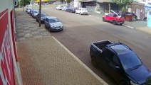 Câmeras de segurança flagram furto de bicicleta na Avenida Brasil