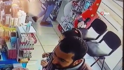 Eczanede unutulan poşeti kaşla göz arasında böyle çaldı