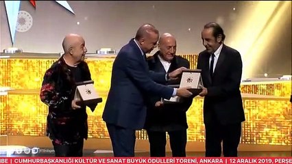 Erdoğan'ın elinden ödül alan MFÖ'nün solisti Mazhar Alanson: Bu başka ödül; ömrümün sonuna kadar saklayacağım